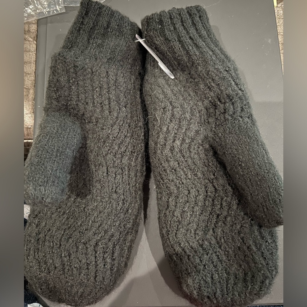 INC Macy's Women’s Mittens New With Tags in Bag - Black